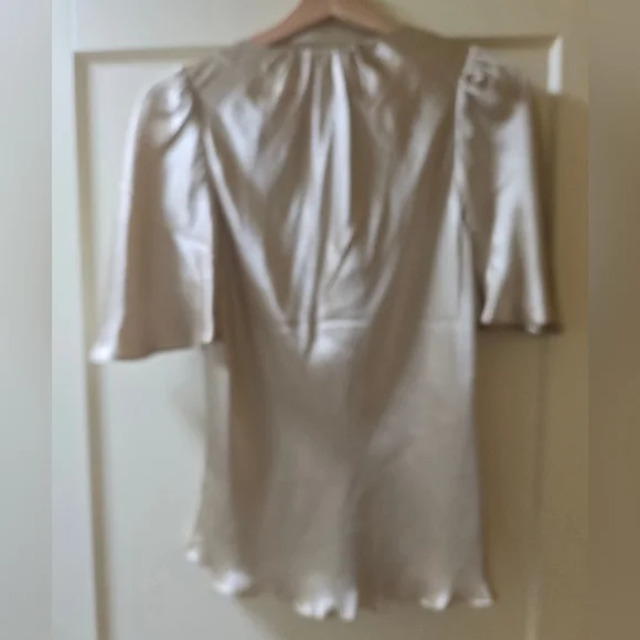 Banana Republic Silk Keyhole Blouse Small NWOT - Picture 2 of 3
